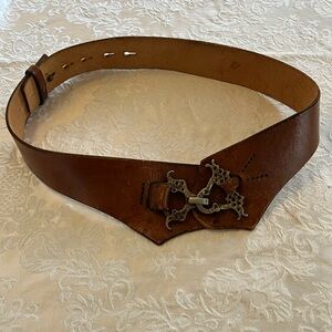Vintage 70s leather belt with great hardware.  Unmarked Etienne Aigner?